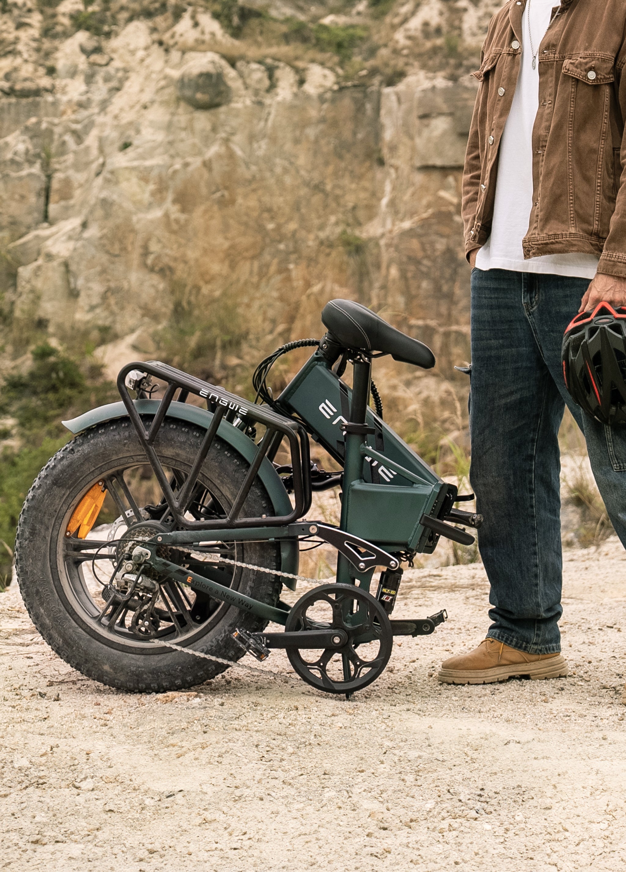 Zusammengeklapptes ENGWE Engine Pro 2.0 auf einem Schotterweg neben seinem Fahrer